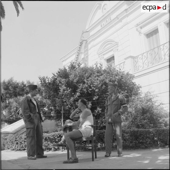 Devant la mairie de Rivet.