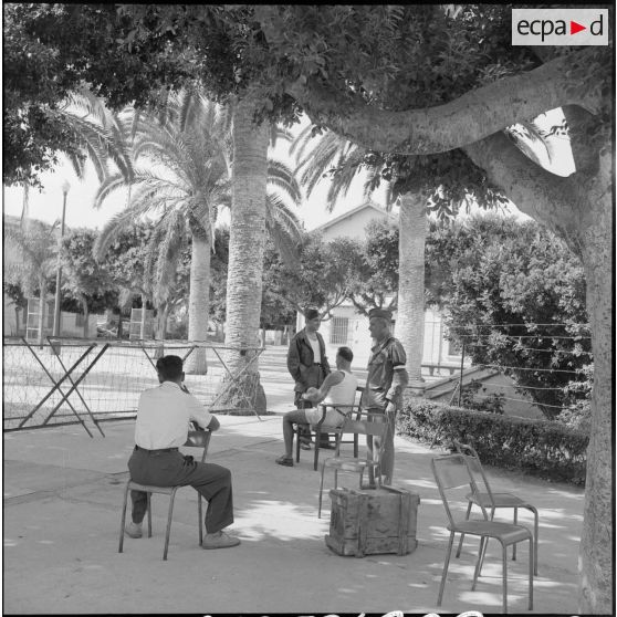 Une petite place de la ville de Rivet.