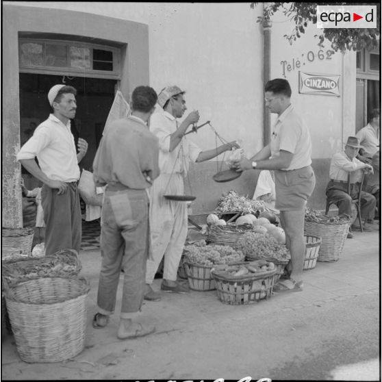 Devant un commerce d'alimentation.