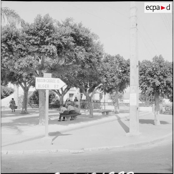 Un panneau de signalisation.