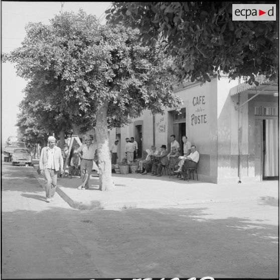 La terrasse du café de la poste.