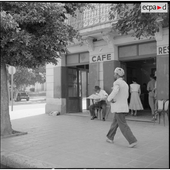 La devanture d'un café-restaurant.
