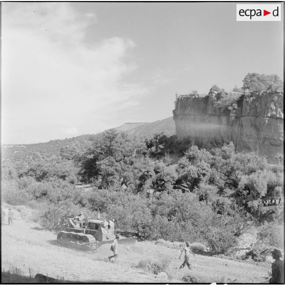 Le bulldozer de la 2e compagnie du 19e régiment du génie (RG) en action.