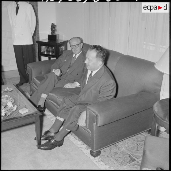 Guy Mollet (à gauche) et Robert Lacoste (à droite).