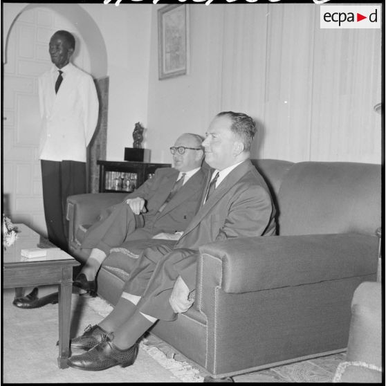 Guy Mollet (à gauche) et Robert Lacoste (à droite).
