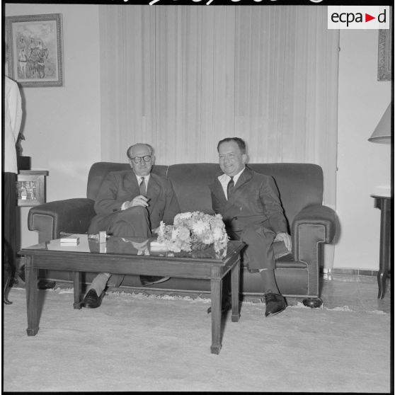 Guy Mollet (à gauche) et Robert Lacoste (à droite).