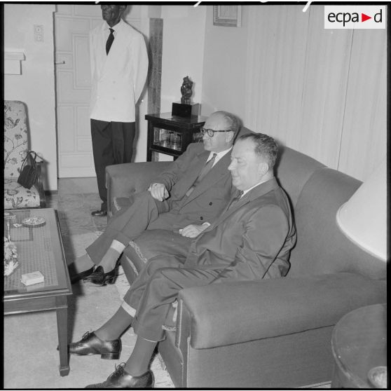 Guy Mollet (à gauche) et Robert Lacoste (à droite).
