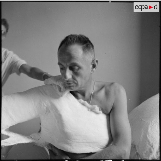 Le lieutenant colonel Bigeard fait sécher son plâtre.