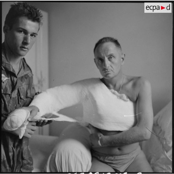 Le lieutenant-colonel Bigeard pose avec un soldat du 3e régiment de parachutistes coloniaux (RPC).