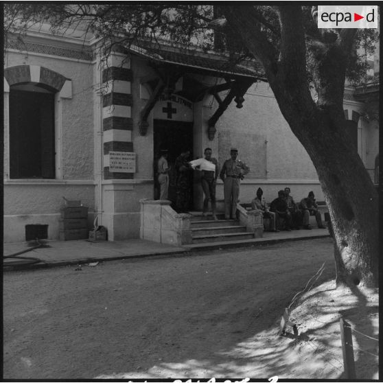 Sortie de l'hôpital militaire de Bône.