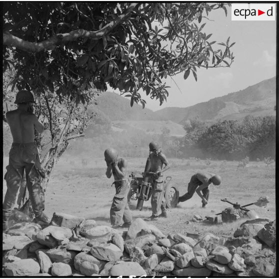 Exercice de tir avec un mortier de 120 mm.