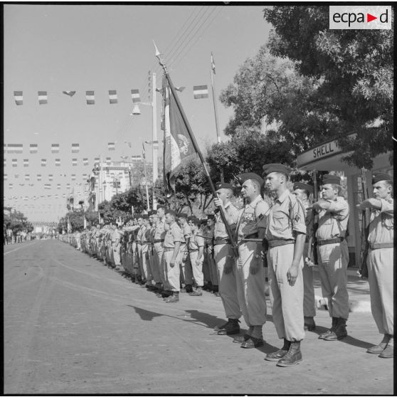 Les troupes du 121e régiment d'infanterie (RI) durant la revue.