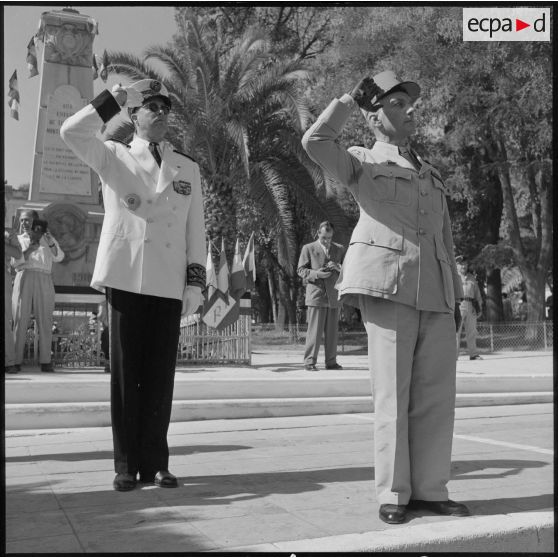 Le général Olié et le préfet Vignon durant le défilé.