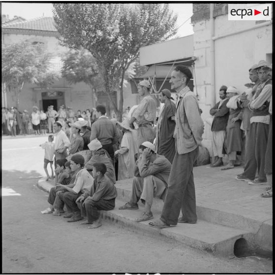 La population algérienne attend avec impatience le début du défilé.