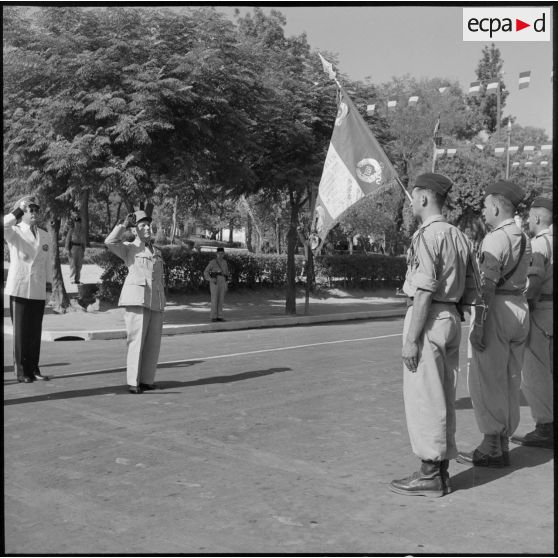 Le général Olié rend les honneurs au drapeau du 121e régiment d'infanterie (RI).