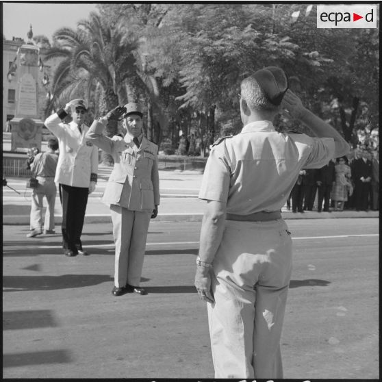 Le général Olié fait ses adieux au colonel du 121e régiment d'infanterie (RI).