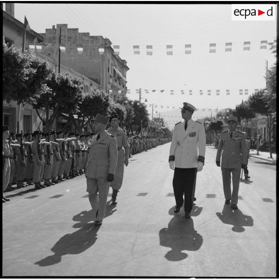 Les officiers durant la revue.
