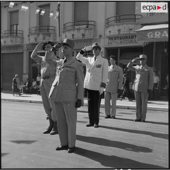 Durant la revue, de gauche à droite, les généraux lacome, Olié, le préfet Vignon et les généraux Gouraud et Simon.