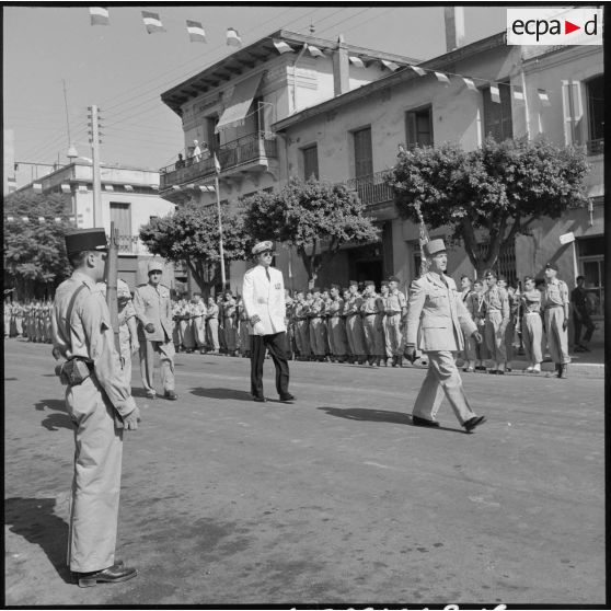 Le général Olié et les oficiels passent la revue.