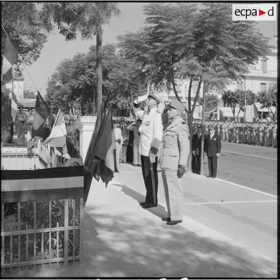 Le général Olié et le préfet Vignon saluent le monument aux morts pendant la minute de silence..