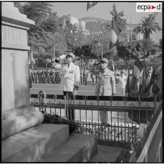 Le général Olié et le préfet Vignon saluent le monument aux morts pendant la minute de silence..