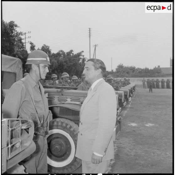 Le secrétaire d'état à la guerre s'entretient avec un soldat maintenu.