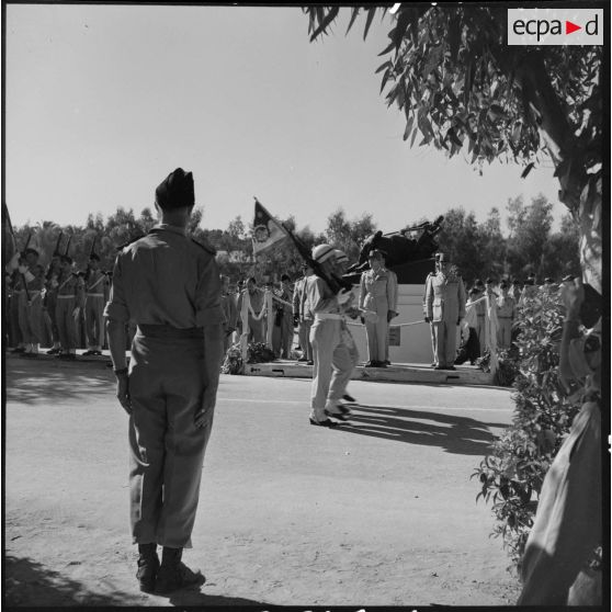 Le fanion de la CCR passe devant les généraux.