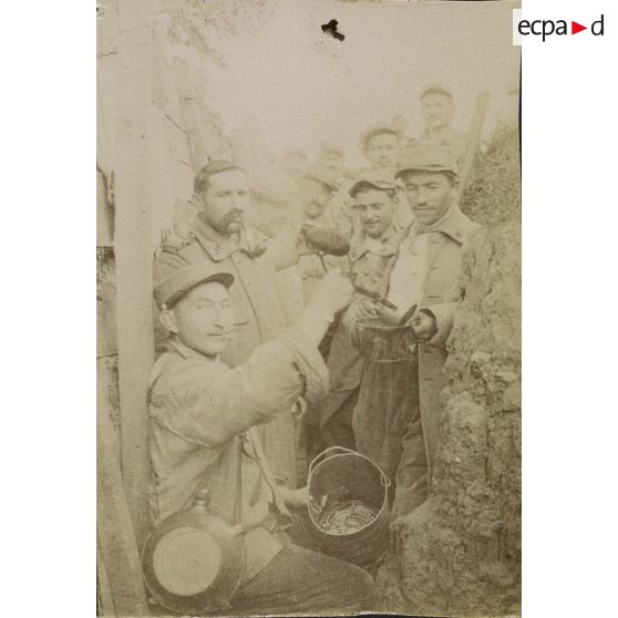 [Portrait de groupe du 92e régiment d'infanterie (RI) dans une tranchée, s.d.]