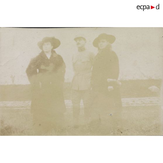 [Le médecin militaire Jean Gélas en compagnie de deux femmes, s.d.]