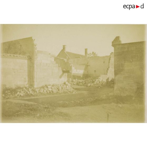 [Rue d'habitations en ruines, s.d.]