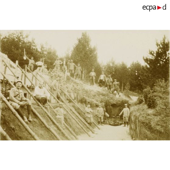 [Groupe du génie sur un chantier de fortification de campagne en cours, s.d.]