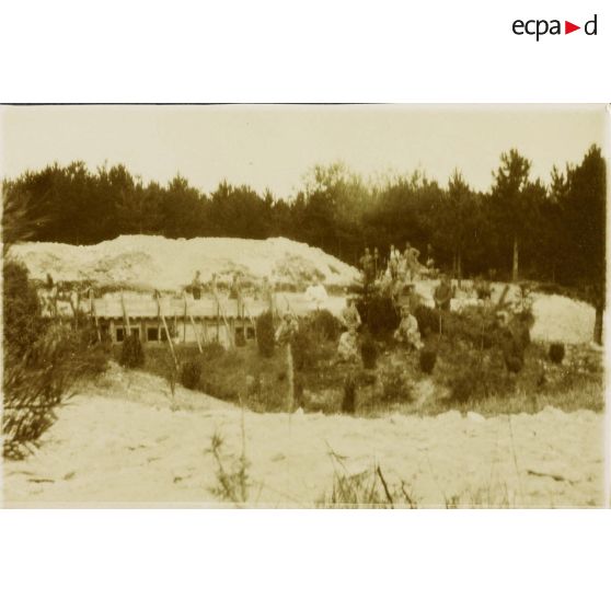 [Groupe du génie posant sur un chantier de fortification de campagne en cours, s.d.]
