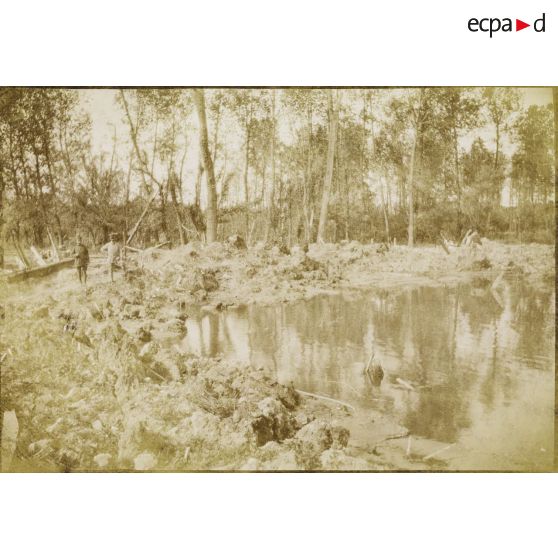 [Deux soldats posent dans un environnement ruiné par les bombardements, s.d.]