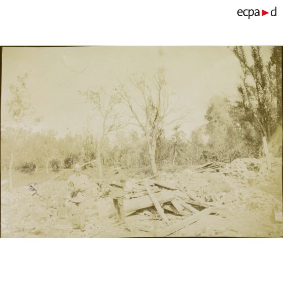 [Deux soldats posent dans un environnement ruiné par les bombardements, s.d.]