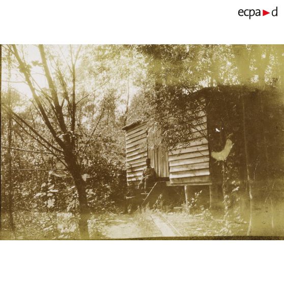 [Deux soldats sur les marches d'une cabane, s.d.]