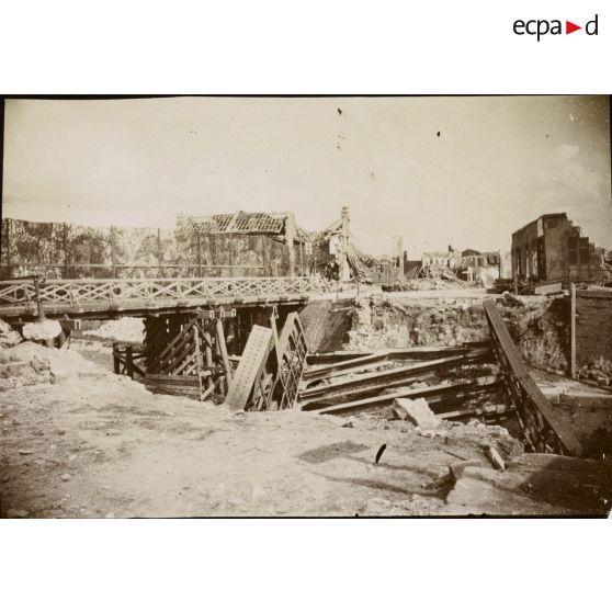 [Pont effondré et ville en ruines, s.d.]