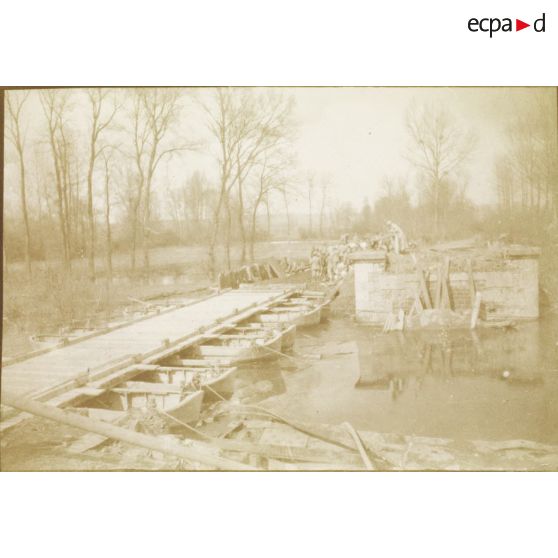 [Franchissement d'une rivière grâce à un pont flottant, s.d.]