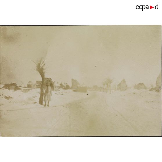 [Un soldat sur le bord d'un chemin enneigé, s.d.]