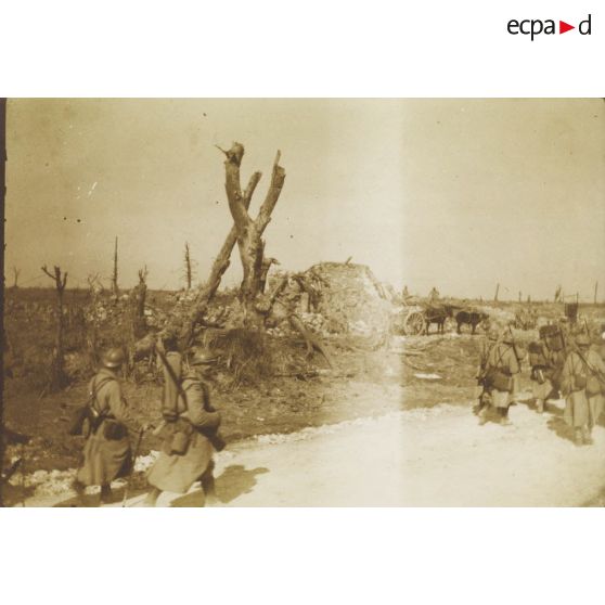 [Passage de troupes dans une région en ruines, s.d.]