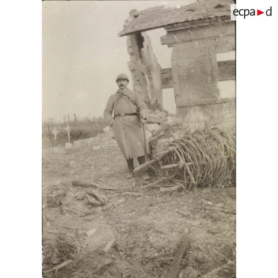 [Un soldat devant un bâtiment en ruine, s.d.]