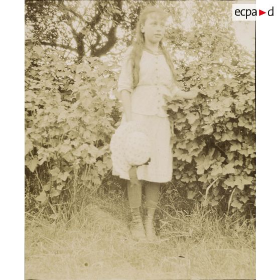 [Portrait d'une jeune fille au chapeau à pois, s.d.]