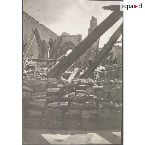 [Eglise en ruines, s.d.]