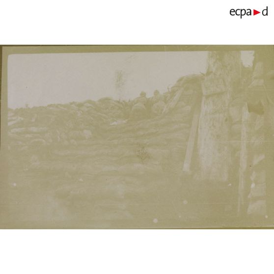 [Deux soldats faisant le guet en haut d'une tranchée, s.d.]
