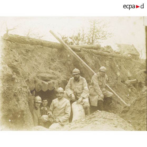 [Photographie de groupe à l'entrée d'un abri de tranchée, s.d.]