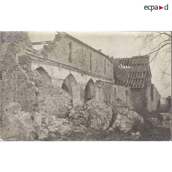 [Un bâtiment en ruines, s.d.]