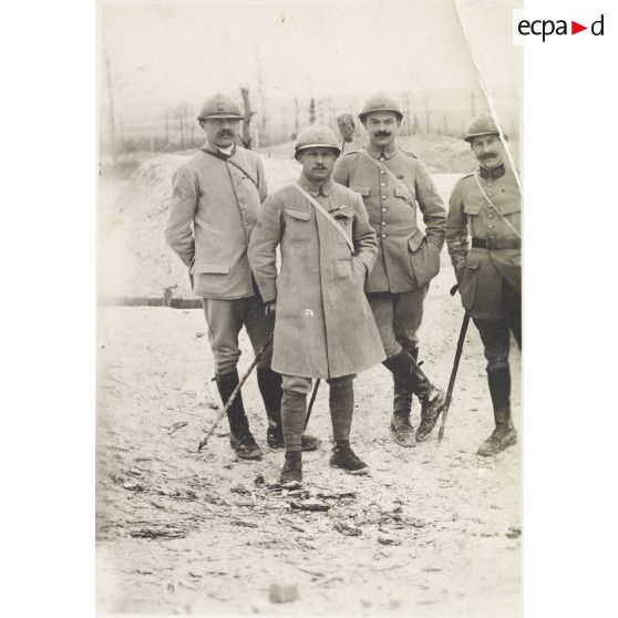 [Photographie de sous-officiers et officiers sur le front, s.d.]