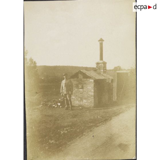 [Portrait de soldat devant un petit abri, s.d.]