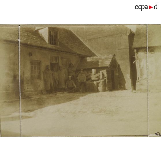 [Un groupe de soldats devant une habitation, s.d.]