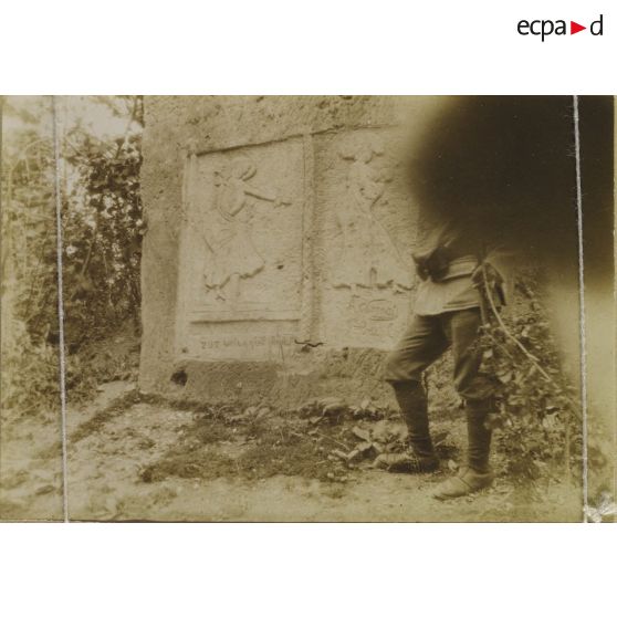 [Soldat posant devant des bas-reliefs signé "A Charnay" dans les carrières du Chauffour, s.d.]