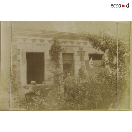 [Portrait de militaires au repos devant un poste médical, s.d.]